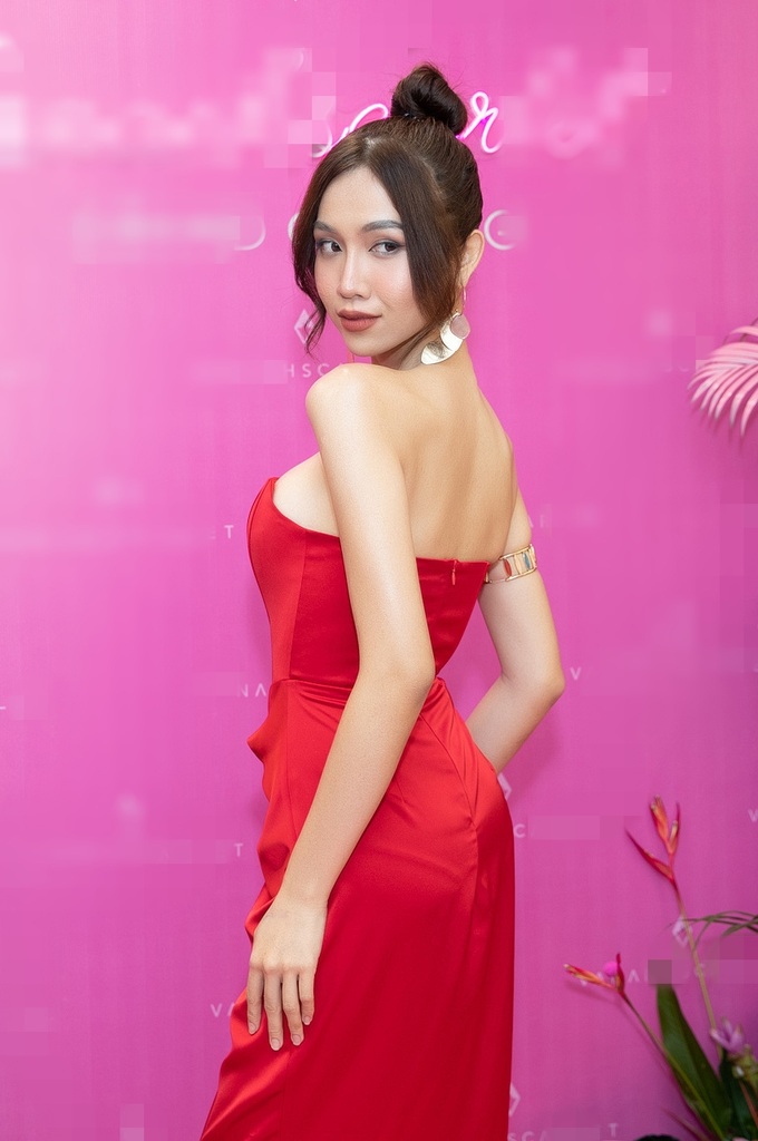 Hoa hậu Đỗ Nhật Hà, Đặng Thu Thảo khoe dáng với đầm cắt xẻ táo bạo - 4