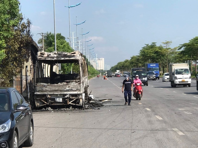 45-seater bus caught fire on Hanoi road - 2