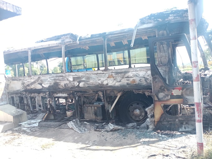 45-seater bus caught fire on Hanoi road - 3