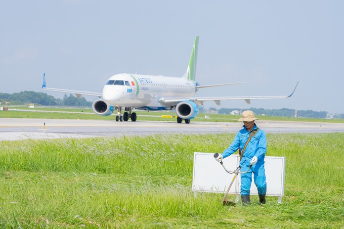 Nhân viên sân bay hối hả làm việc dưới nền nhiệt 60 độ C - 11 Nhân viên sân bay hối hả làm việc dưới nền nhiệt 60 độ C - 11
