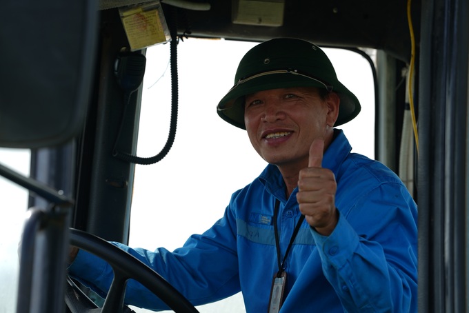 Nhân viên sân bay hối hả làm việc dưới nền nhiệt 60 độ C - 10 Nhân viên sân bay hối hả làm việc dưới nền nhiệt 60 độ C - 10
