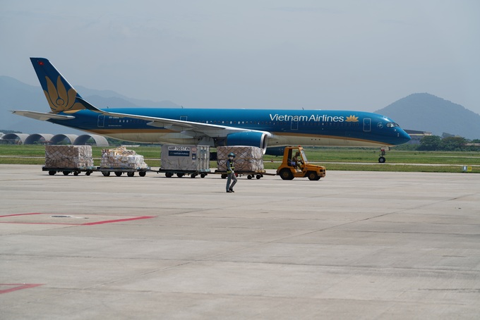 Nhân viên sân bay hối hả làm việc dưới nền nhiệt 60 độ C - 7 Nhân viên sân bay hối hả làm việc dưới nền nhiệt 60 độ C - 7
