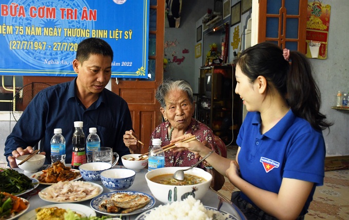 Ấm áp bữa cơm tri ân Mẹ Việt Nam anh hùng