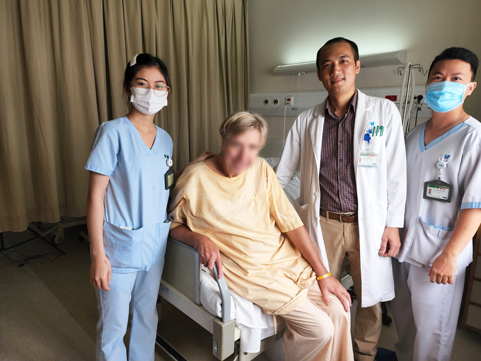 Du khách Anh đi lại được sau ca phẫu thuật điều trị gãy xương nặng tại FV - 1 Du khách Anh đi lại được sau ca phẫu thuật điều trị gãy xương nặng tại FV - 1
