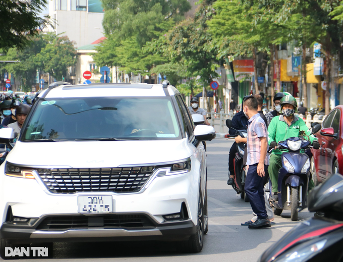 Nhường đường cho người đi bộ là chuyện lạ Việt Nam? - 1 Nhường đường cho người đi bộ là chuyện lạ Việt Nam? - 1