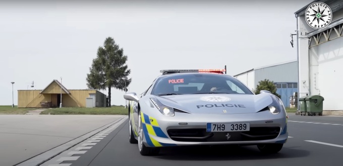 Cảnh sát Séc trưng dụng siêu xe Ferrari bị tịch thu làm xe tuần tra - 2