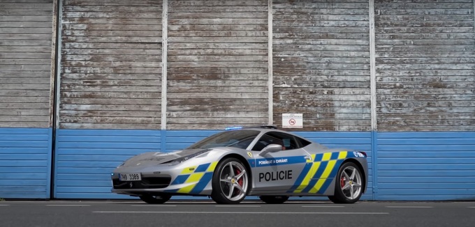 Cảnh sát Séc trưng dụng siêu xe Ferrari bị tịch thu làm xe tuần tra - 1