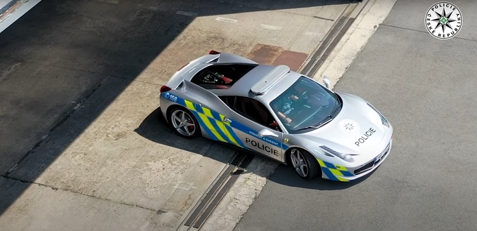 Cảnh sát Séc trưng dụng siêu xe Ferrari bị tịch thu làm xe tuần tra - 3