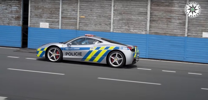 Cảnh sát Séc trưng dụng siêu xe Ferrari bị tịch thu làm xe tuần tra - 4