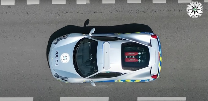 Cảnh sát Séc trưng dụng siêu xe Ferrari bị tịch thu làm xe tuần tra - 5