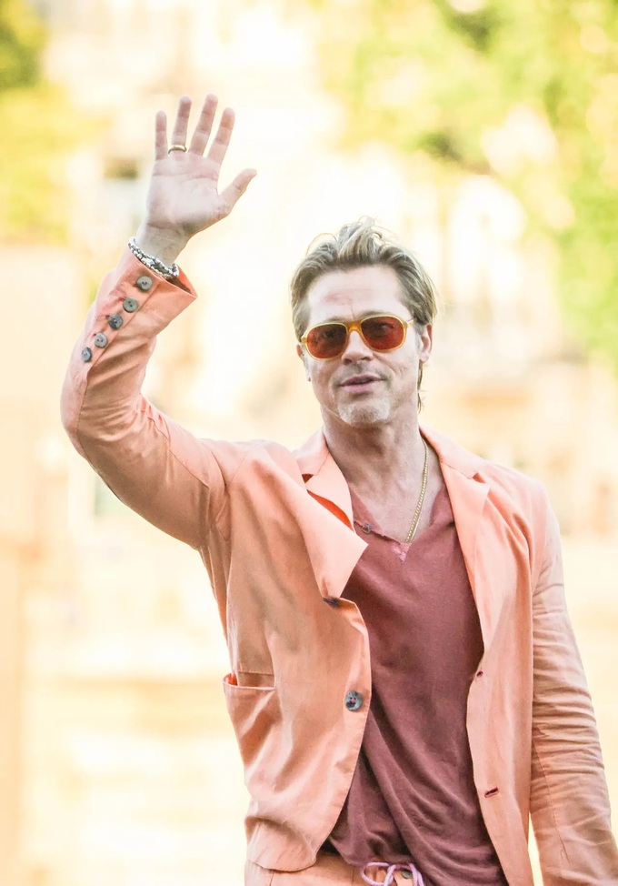 Brad Pitt trẻ ra bất thường, sẵn sàng... hẹn hò trở lại