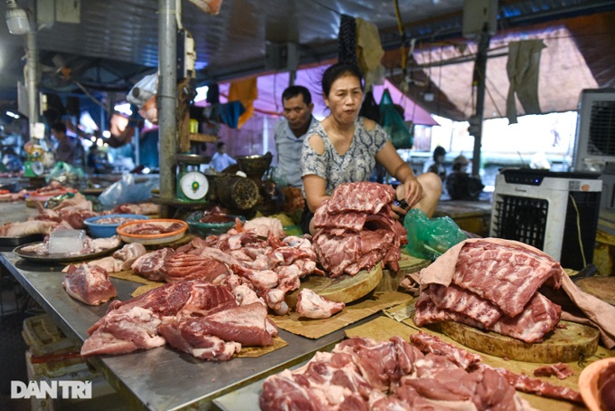 Không giảm theo giá xăng, nhiều thực phẩm rau xanh, thịt cá vẫn 