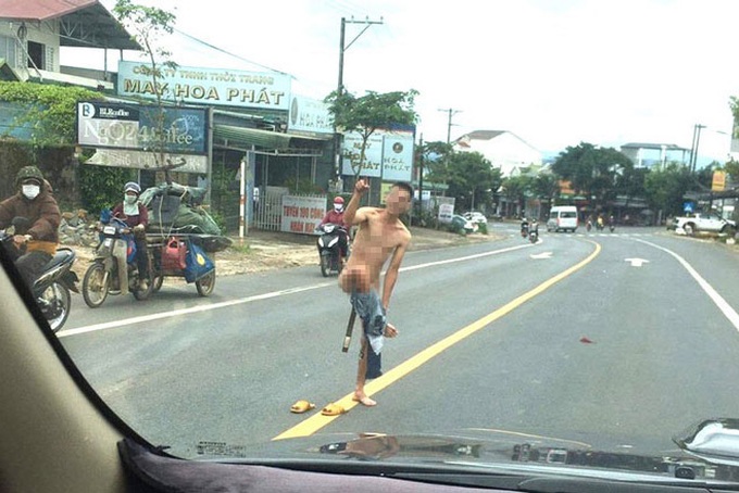 Nam thanh niên lột đồ giữa đường, nhảy múa gây ùn tắc giao thông - 1 Nam thanh niên lột đồ giữa đường, nhảy múa gây ùn tắc giao thông - 1