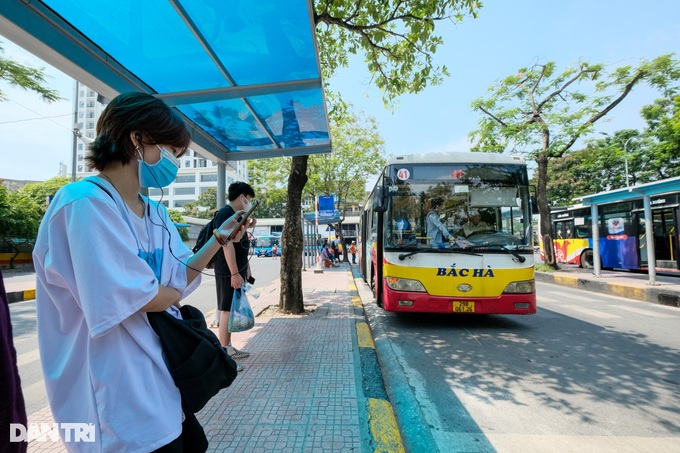 Cả trăm tài xế ra sao khi 5 tuyến buýt tại Hà Nội dừng khai thác? - 1