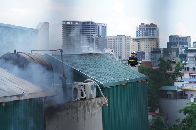 Three policemen died fighting karaoke bar fire in Hanoi - 2