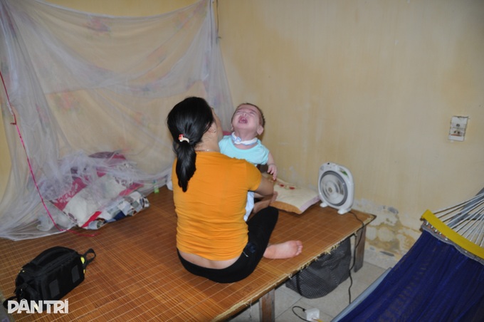 Cùng cực mẹ nghèo suy giáp ôm con bại não khóc ròng trong phòng trọ - 4 Cùng cực mẹ nghèo suy giáp ôm con bại não khóc ròng trong phòng trọ - 4