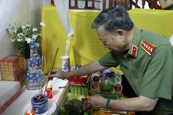 Bộ trưởng Công an thăm gia đình 3 cảnh sát hy sinh - 1 Bộ trưởng Công an thăm gia đình 3 cảnh sát hy sinh - 1