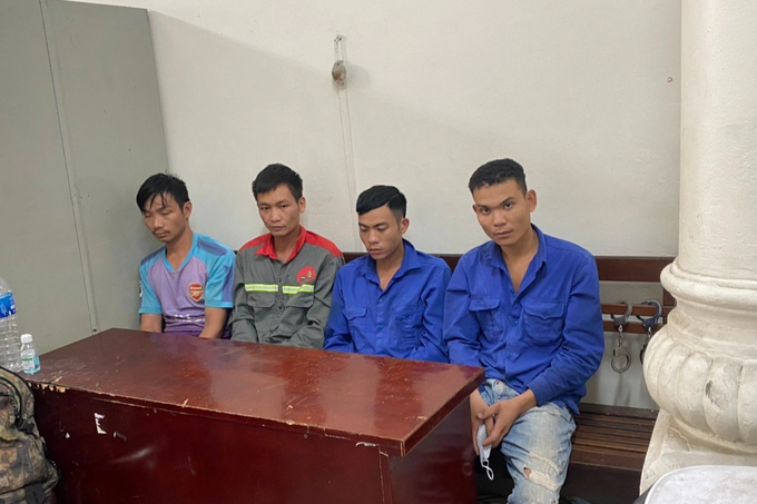 5 công nhân trộm hàng loạt nắp cống ở Hà Nội - 1