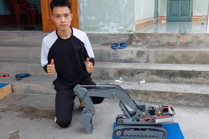 Uniquely, the Hai Duong guy makes a meticulous mechanical model that looks like a real thing - 1