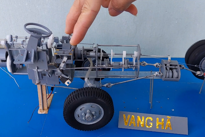 Uniquely, the Hai Duong guy makes a meticulous mechanical model that looks like a real thing - 6