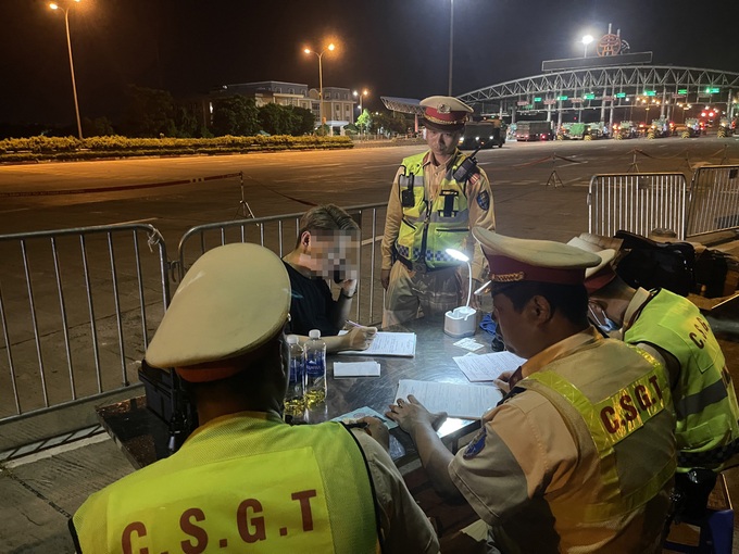 Tài xế ô tô dùng cần sa khi điều khiển xe trên cao tốc - 1 Tài xế ô tô dùng cần sa khi điều khiển xe trên cao tốc - 1