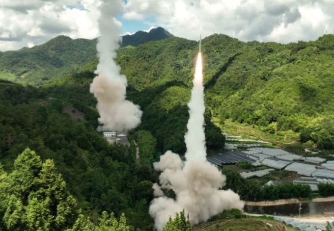 Trung Quốc phóng loạt tên lửa, điều hơn 100 máy bay tập trận sát Đài Loan - 1