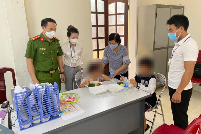 Nguyên nhân bé gái bị bố treo lên xà nhà rồi đánh - 1 Nguyên nhân bé gái bị bố treo lên xà nhà rồi đánh - 1