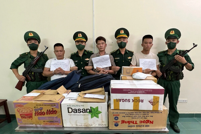 Tóm gọn 3 đối tượng thủ súng K59 áp tải 30kg ma túy - 1 Tóm gọn 3 đối tượng thủ súng K59 áp tải 30kg ma túy - 1