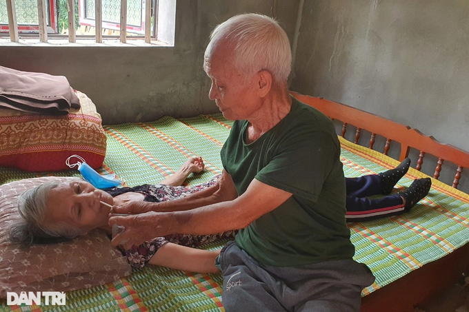Nhói lòng cảnh cha già 93 tuổi chăm sóc con gái 67 tuổi nằm liệt giường - 4