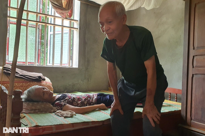 Nhói lòng cảnh cha già 93 tuổi chăm sóc con gái 67 tuổi nằm liệt giường - 3