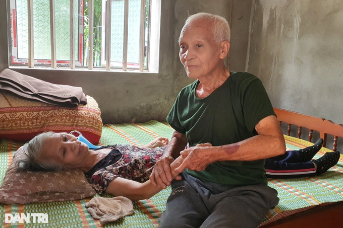 Nhói lòng cảnh cha già 93 tuổi chăm sóc con gái 67 tuổi nằm liệt giường - 7
