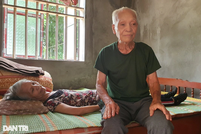 Nhói lòng cảnh cha già 93 tuổi chăm sóc con gái 67 tuổi nằm liệt giường - 6