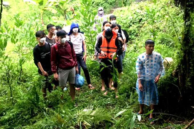 Giải cứu nhóm giáo viên, học sinh đi dã ngoại bị mắc kẹt trên núi - 2