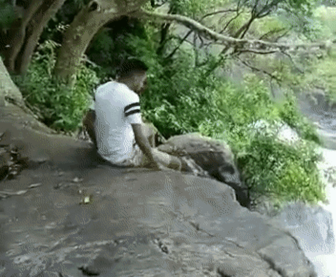 Khoảnh khắc đáng sợ chàng trai ngã từ trên cao xuống khi đi chơi thác nước - 1