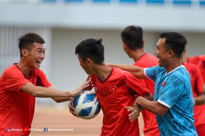 Giành vé vớt vào bán kết, U16 Việt Nam hưng phấn chờ đấu Thái Lan - 1