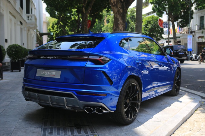 Soi chi tiết siêu SUV Lamborghini Urus màu lạ tại Hà Nội - 11