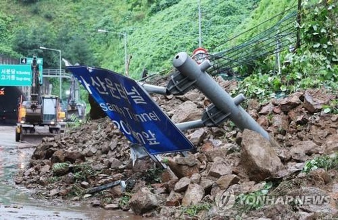 Mưa lớn kỷ lục càn quét thủ đô của Hàn Quốc, ít nhất 7 người chết - 9