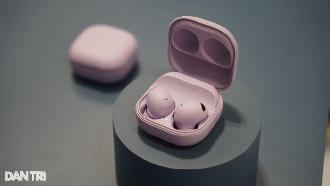 Galaxy Buds 2 Pro có thiết kế nhỏ gọn hơn so với phiên bản Galaxy Buds Pro trước đây (Ảnh: Thế Anh).