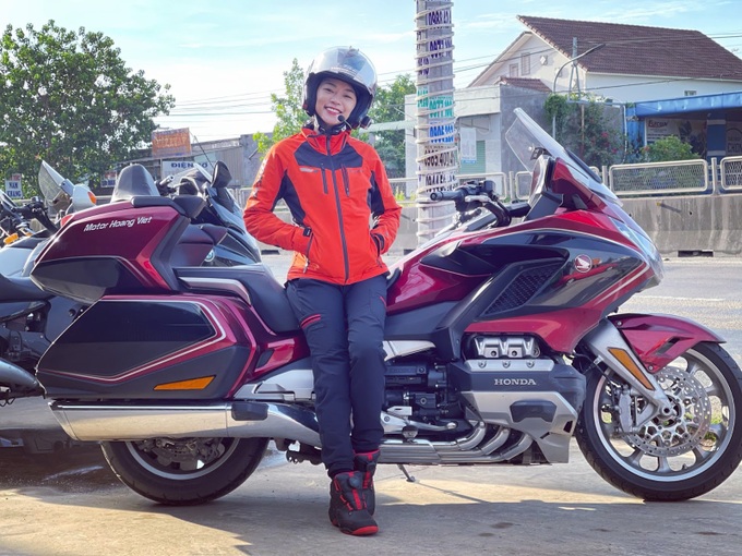 Nữ biker 9x xinh đẹp xuyên Việt trên chiếc motor 1800cc - 4