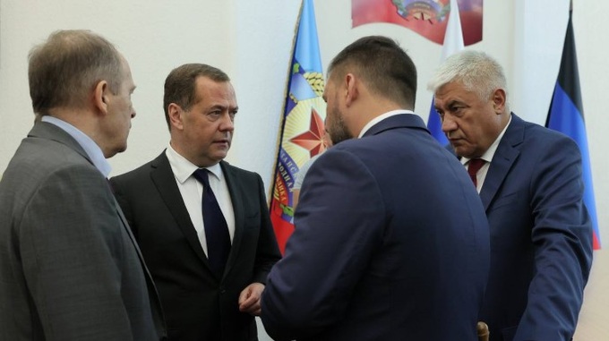 Ông Medvedev bất ngờ đến Ukraine - 1