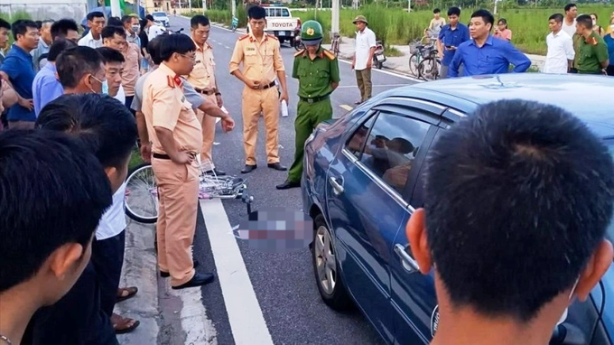 Thầy dạy lái xe ngồi uống nước, nữ học viên tông tử vong bé 3 tuổi - 1