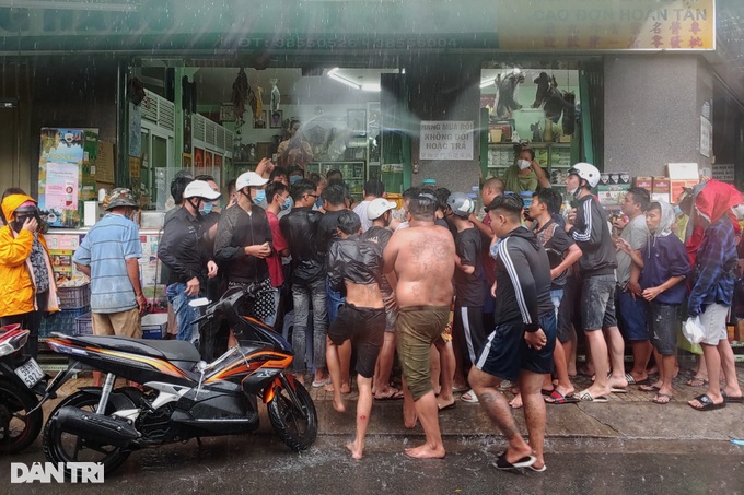 Hàng chục thanh niên hò hét, tranh giành tiền cúng cô hồn - 4 Hàng chục thanh niên hò hét, tranh giành tiền cúng cô hồn - 4