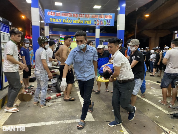 Ô tô càn quét cây xăng ở Hà Nội, nhiều người bị thương - 6