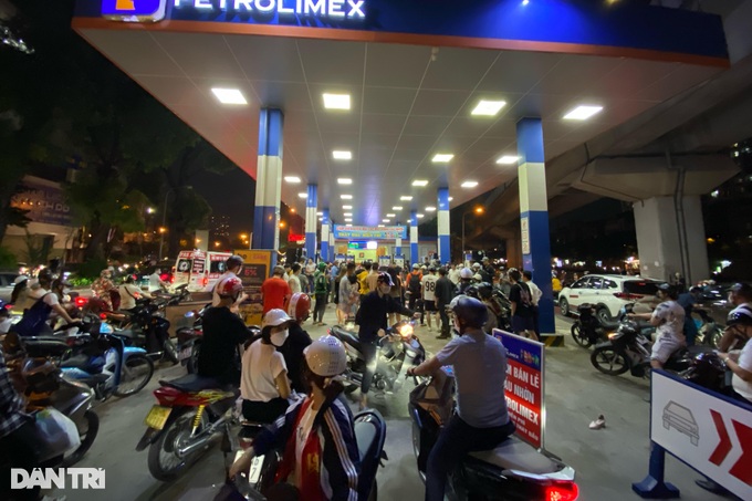 Hiện trường vụ ô tô tông nhiều người trong cây xăng ở Hà Nội - 1 Hiện trường vụ ô tô tông nhiều người trong cây xăng ở Hà Nội - 1