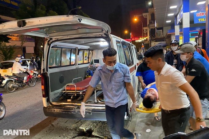 Hiện trường vụ ô tô tông nhiều người trong cây xăng ở Hà Nội - 7 Hiện trường vụ ô tô tông nhiều người trong cây xăng ở Hà Nội - 7