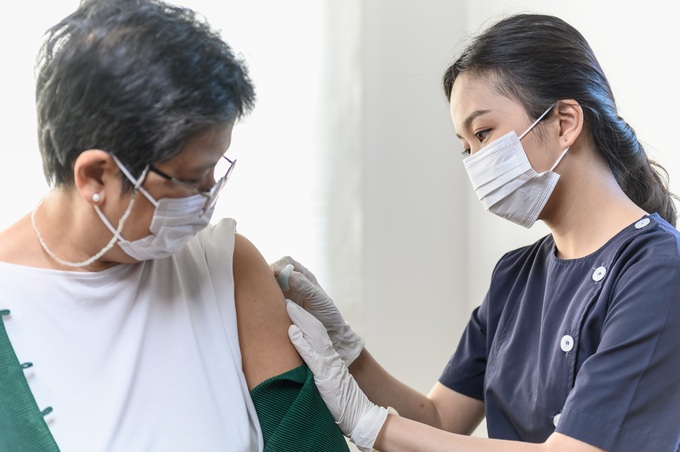 Có nên tiêm vaccine cúm cho người cao tuổi trước nguy cơ dịch chồng dịch? - 1