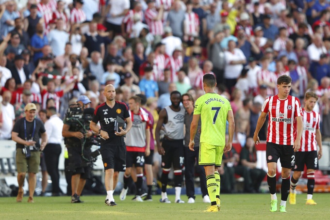 Phản ứng của Ronaldo, Maguire sau khi Man Utd thảm bại trước Brentford - 1 Phản ứng của Ronaldo, Maguire sau khi Man Utd thảm bại trước Brentford - 1