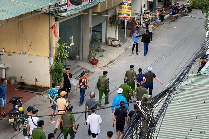 Nam thanh niên nghi ngáo đá cầm hung khí gây náo loạn đường phố - 2 Nam thanh niên nghi ngáo đá cầm hung khí gây náo loạn đường phố - 2
