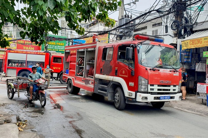 TPHCM: Cảnh sát giải cứu nhiều người trong nhà cao tầng bốc cháy - 1