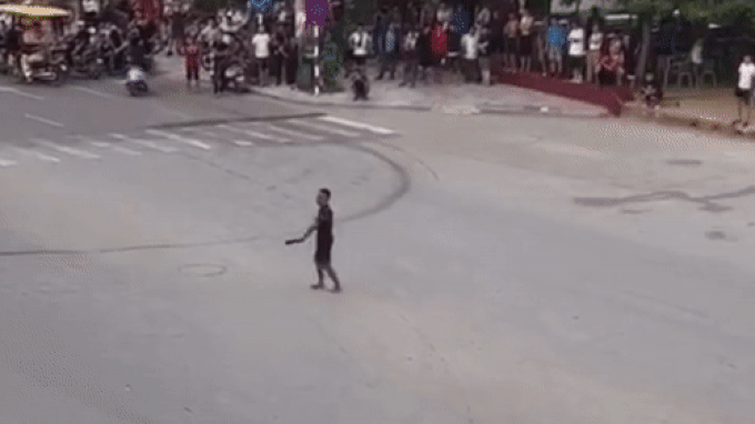 Nam thanh niên nghi ngáo đá cầm hung khí gây náo loạn đường phố - 1 Nam thanh niên nghi ngáo đá cầm hung khí gây náo loạn đường phố - 1